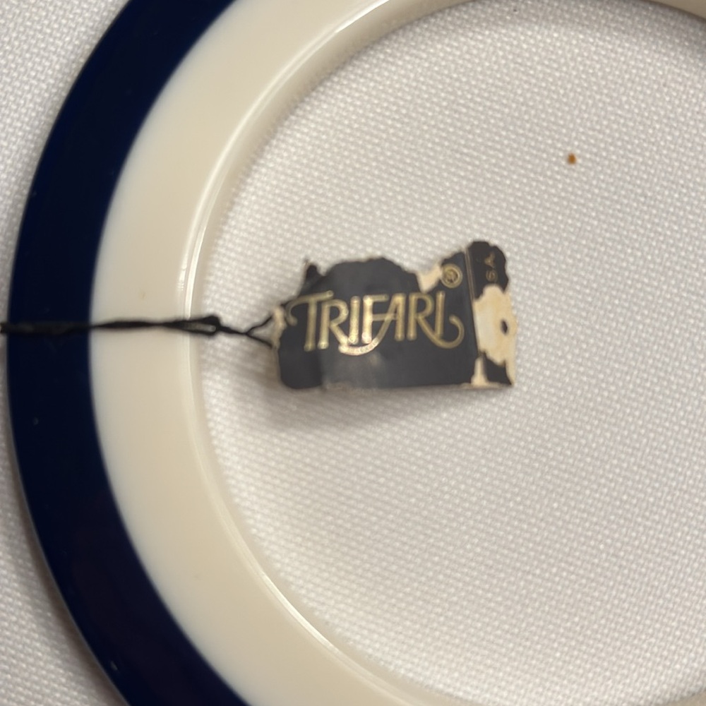 Vtg. NWT Trifari Lucite Navy and White Bangle Bracelet. - Picture 5 of 5